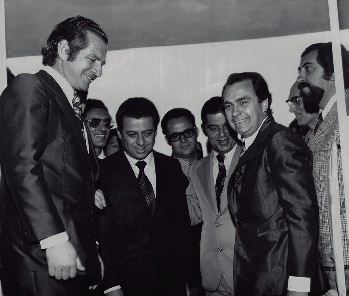 Fotografia em preto e branco de Gallassini com o ministro da Agricultura, o governador do Paran&aacute; e o prefeito de Campo Mour&atilde;o, em 1976