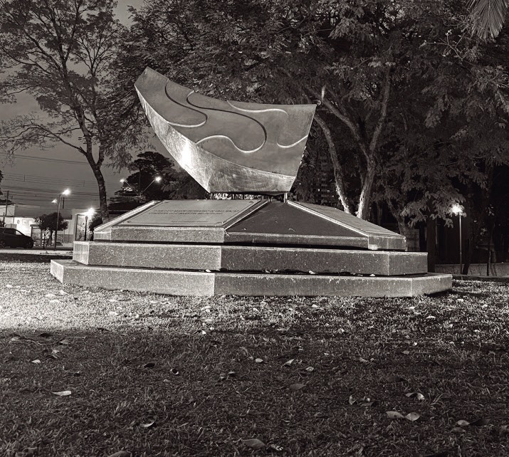 Monumento de Conserva&ccedil;&atilde;o do Solo, em Campo Mour&atilde;o, iluminado &agrave; noite
