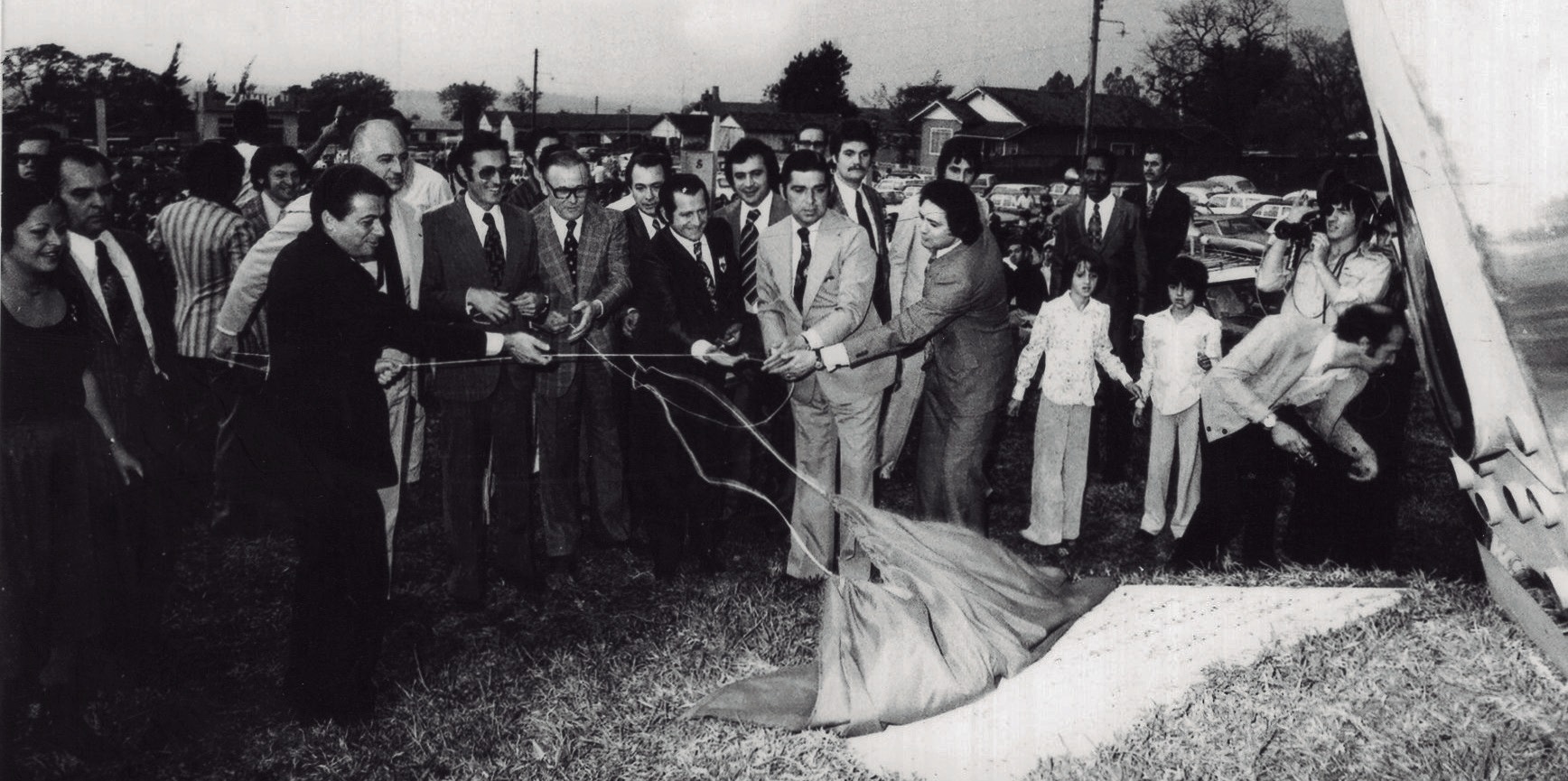 Autoridades e populares em torno do monumento durante a inaugura&ccedil;&atilde;o, em 1976