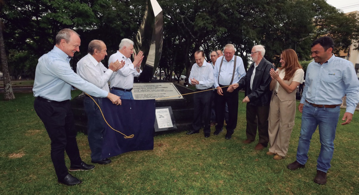 Pessoas ao redor do monumento durante a comemora&ccedil;&atilde;o dos 50 anos do lan&ccedil;amento do plano