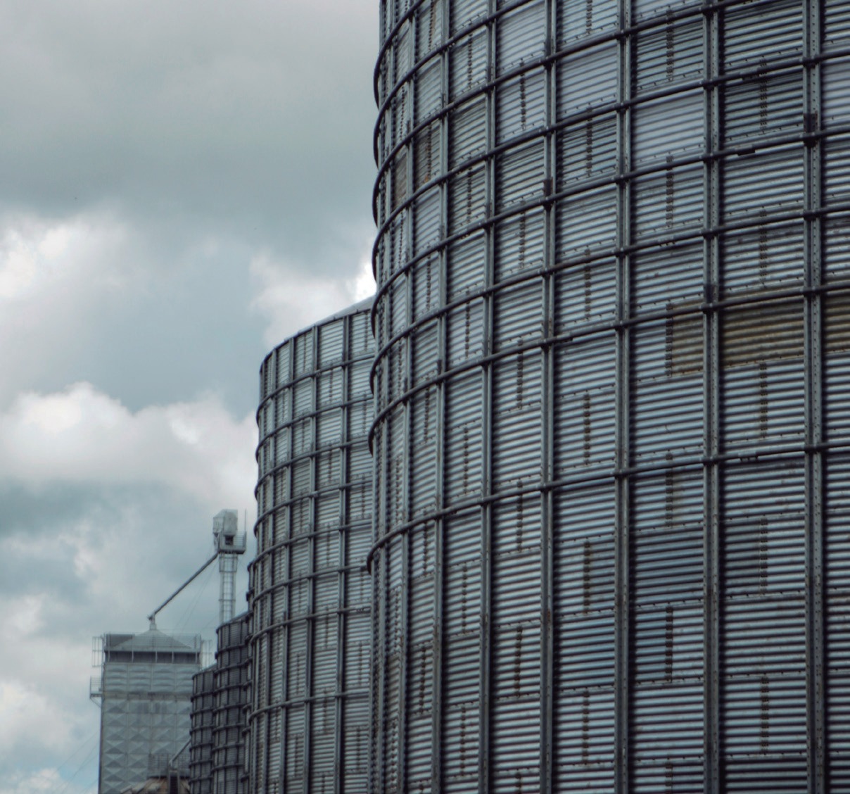 Silos met&aacute;licos de grande porte da Coamo sob c&eacute;u nublado