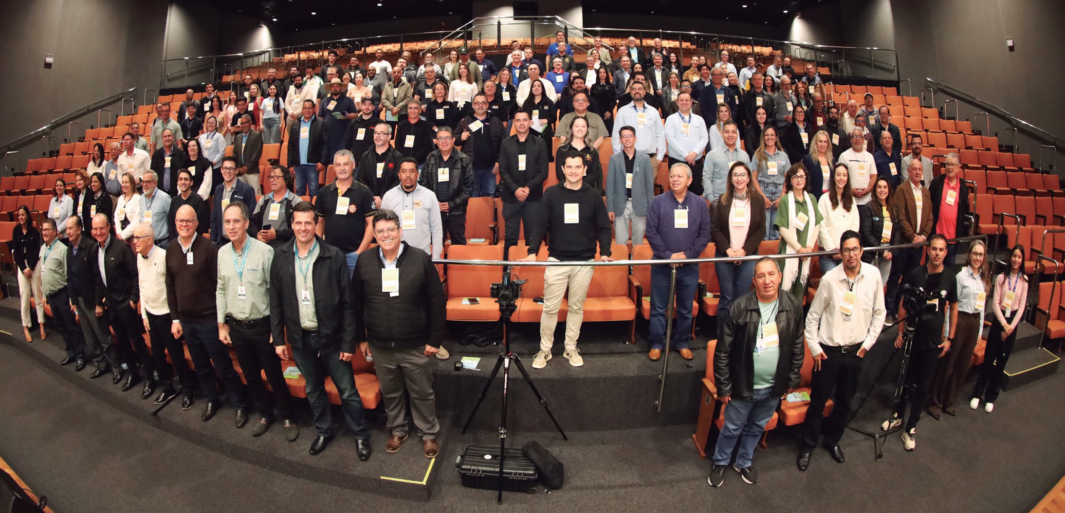 Mais de cem profissionais de comunica&ccedil;&atilde;o reunidos em audit&oacute;rio para foto de grupo