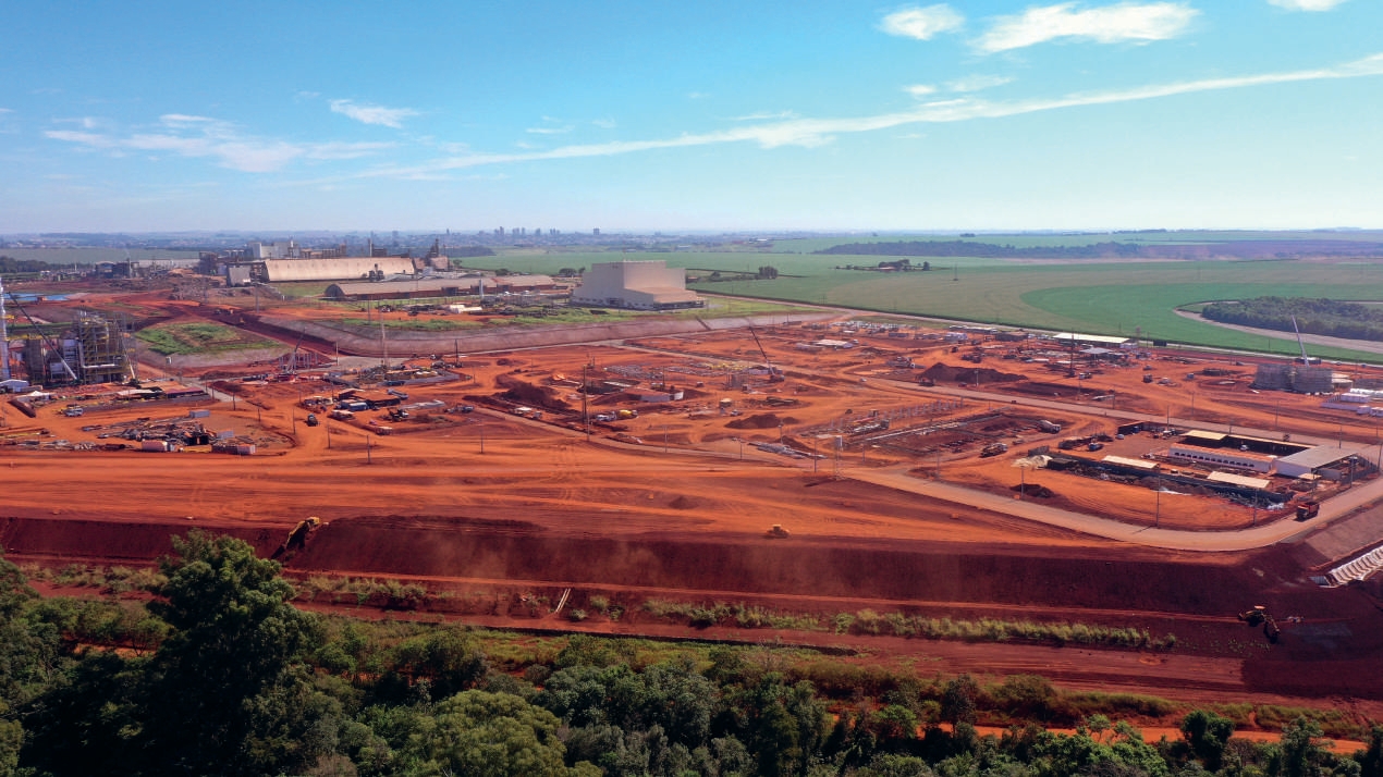 Estruturas da ind&uacute;stria de etanol de milho da Coamo em constru&ccedil;&atilde;o em Campo Mour&atilde;o (PR)