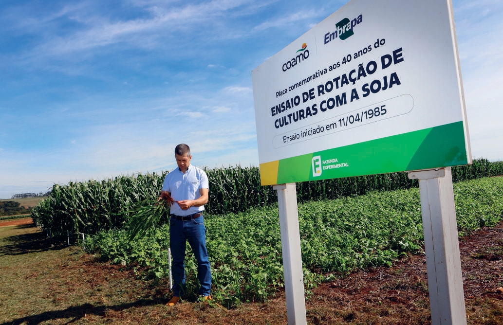 Jo&atilde;o Carlos Bonani, coordenador da Fazenda Experimental da Coamo, no ensaio de rota&ccedil;&atilde;o de culturas
