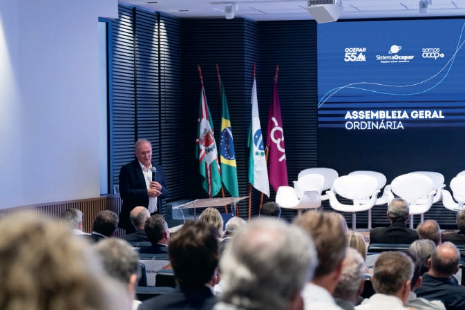 Jos&eacute; Roberto Ricken, presidente do Sistema Ocepar, durante discurso na assembleia