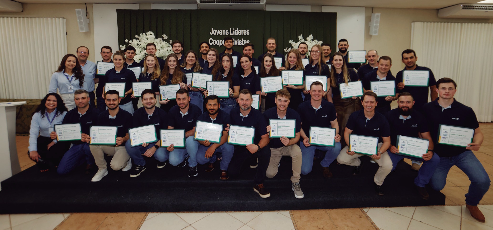 Formandos da 30ª turma do Programa Jovens Líderes Cooperativistas posam com certificados