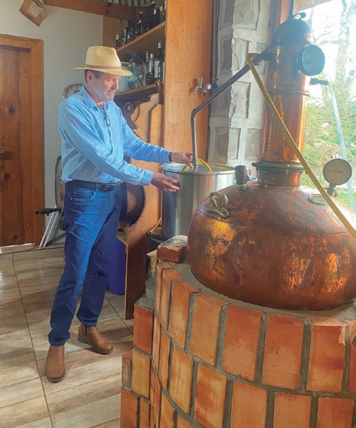 Pedro Reis no alambique da propriedade