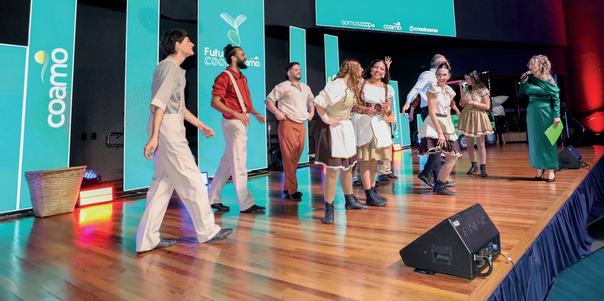 Apresentação do Espaço Sou Arte, evento reuniu jovens e adolescentes do PR, SC e MS