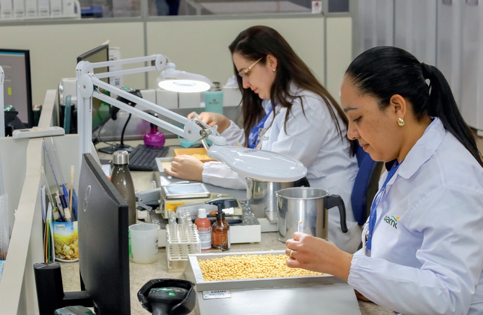 Laboratório de sementes da Coamo