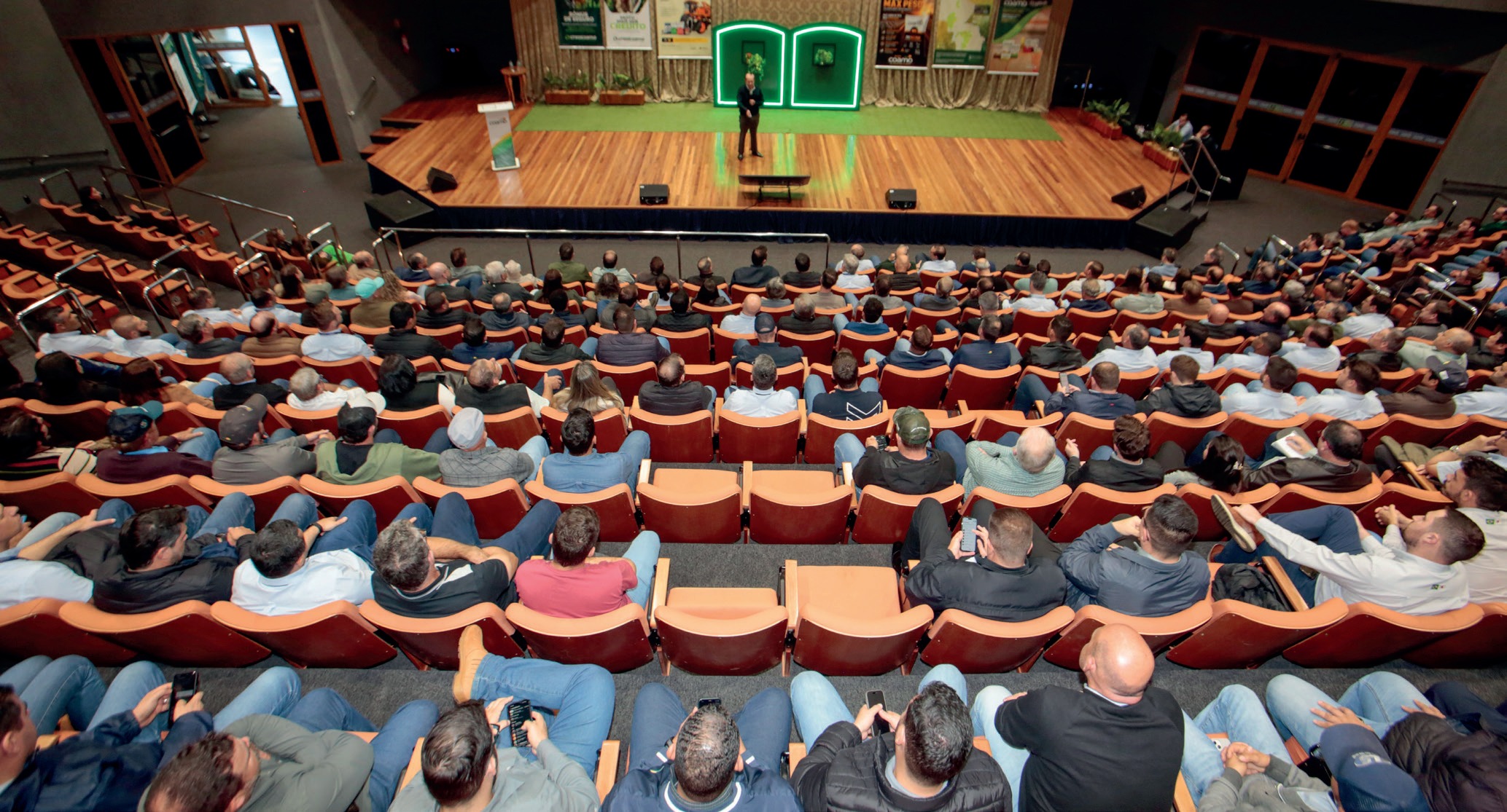 Reunião de Campo em auditório lotado de cooperados