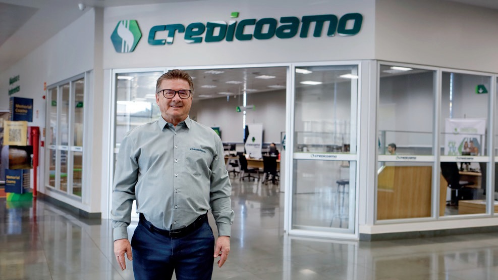 Dilmar Peri, diretor de Negócios da Credicoamo, em reunião com associados