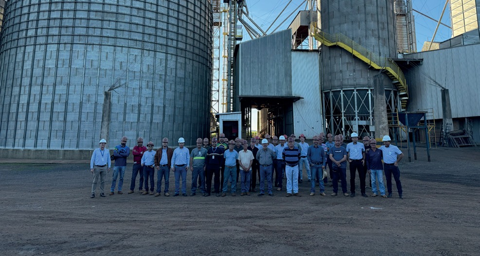 Em Cruzmaltina (PR), visita à estrutura da Coamo