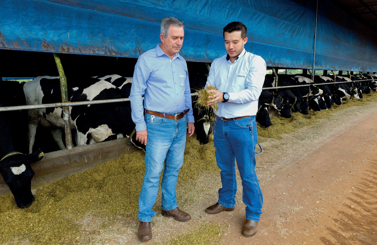 Cooperado João Luiz Borgio, com o médico veterinário da Coamo, Matheus Ferreira Shikasho