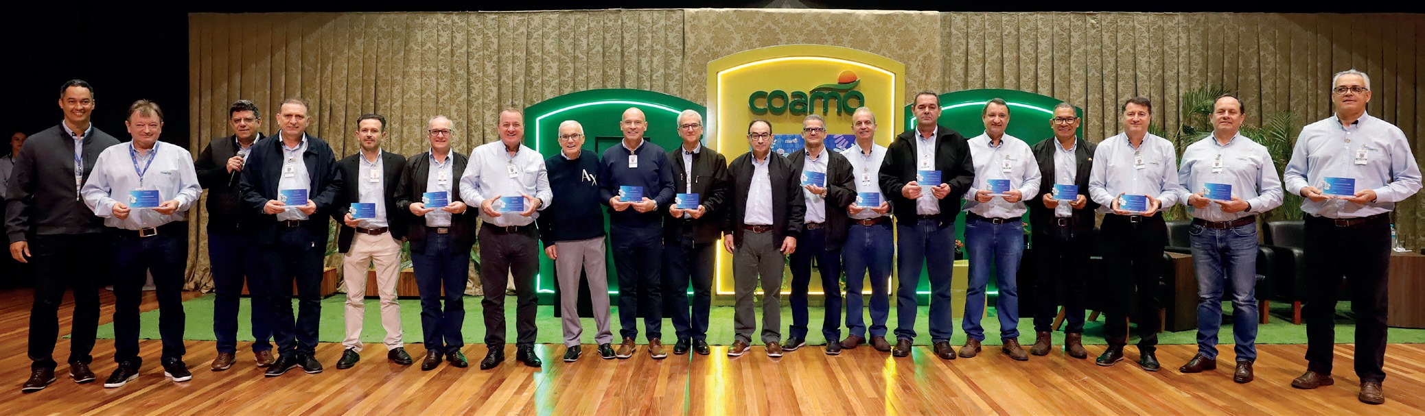 Funcionários facilitadores pioneiros do programa 5S foram homenageados durante o encontro