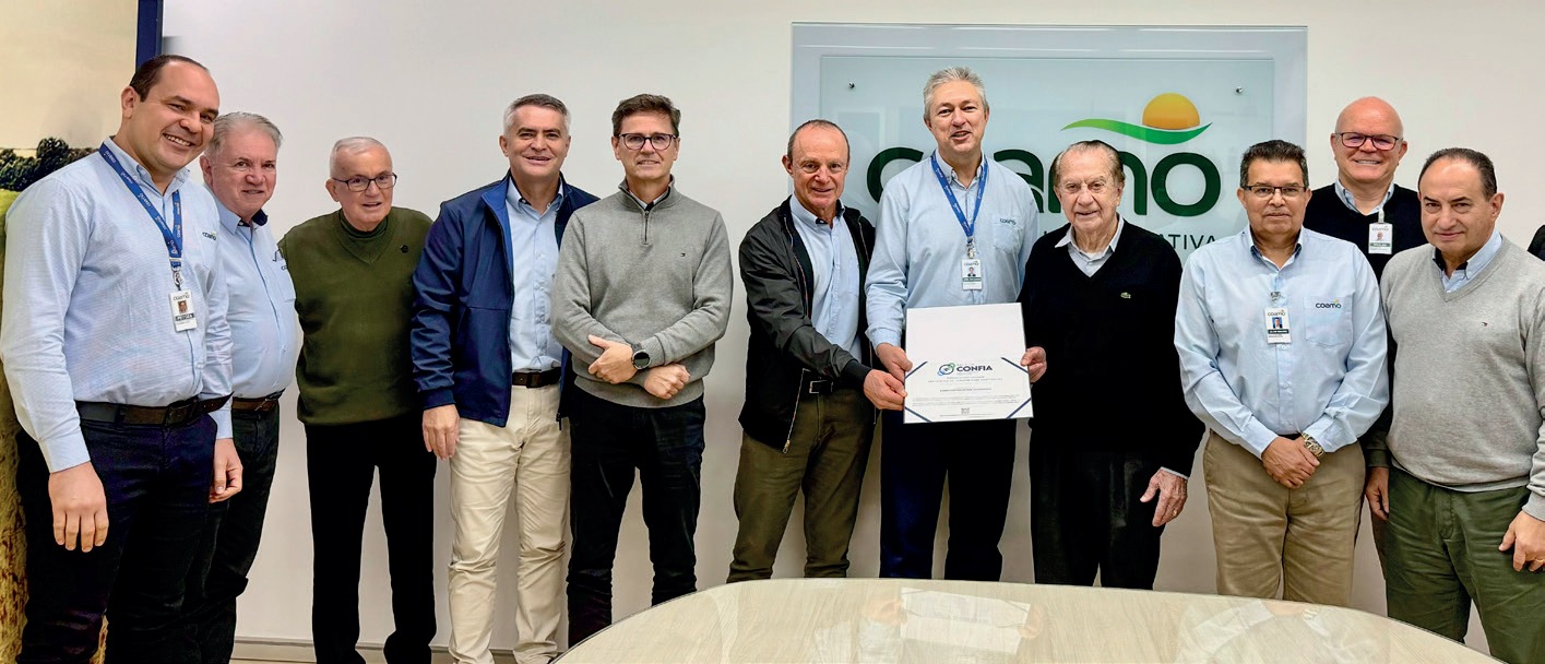Diretoria da Coamo com funcionários da área financeira e administrativa com a premiação