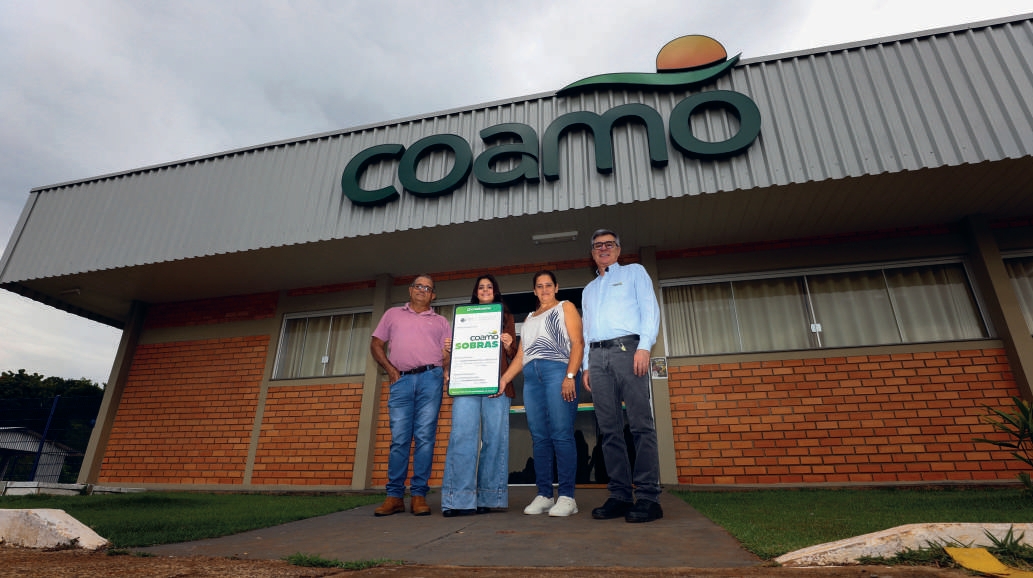 Entre os resultados do cooperativismo que fazem diferença na vida das famílias, as sobras ocupam um lugar especial na história do cooperado Rubens Elias Ferreira, de Barbosa Ferraz (PR), que pagou a faculdade da filha com o benefício. Na imagem o cooperado com a filha Eduarda, esposa Maria e o gerente da Coamo, Eliceu José Aiolfi