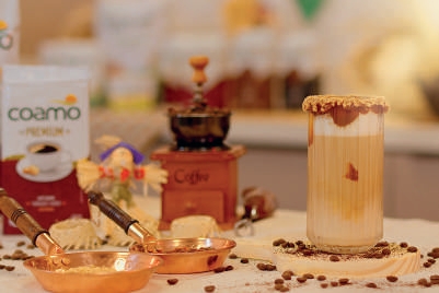 Preparo do Café com Paçoca: café Coamo Premium, moedor, doce de leite e ingredientes sobre a bancada