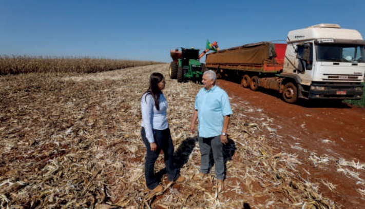 Cooperado Djalma Alves de Souza com a filha Renata em Ponta Porã (MS)