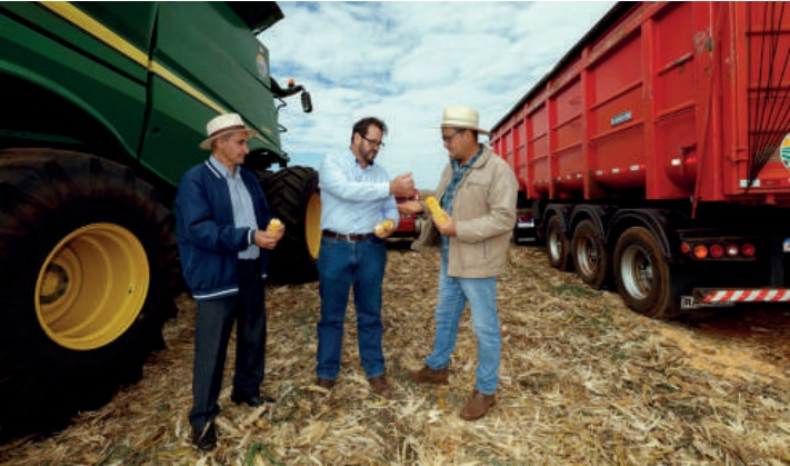 Antonio Zanelli com o fi lho Paulo e o engenheiro  agrônomo Sandro Rodrigo Klein, da Coamo em Faxinal