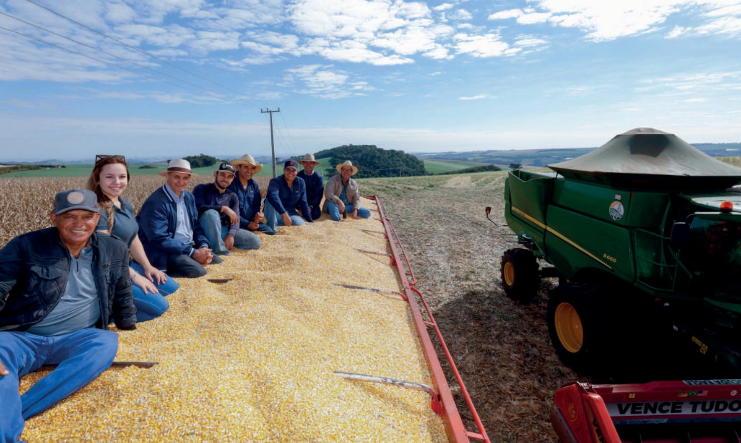 Antonio Zanelli com o fi lho Paulo e o engenheiro  agrônomo Sandro Rodrigo Klein, da Coamo em Faxinal