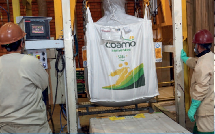 Funcionário ensacando sementes Coamo
