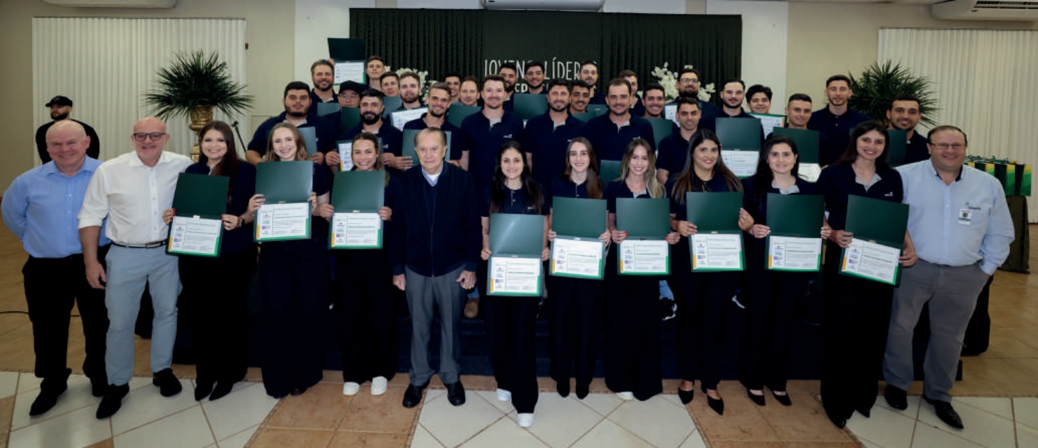 Foto da 29ª turma de Jovens Líderes Cooperativistas com a diretoria da Coamo
