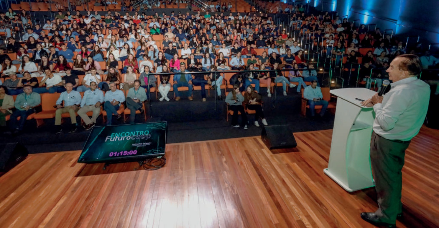Palestrante discursando para um grande público de jovens no encontro FuturoCoop