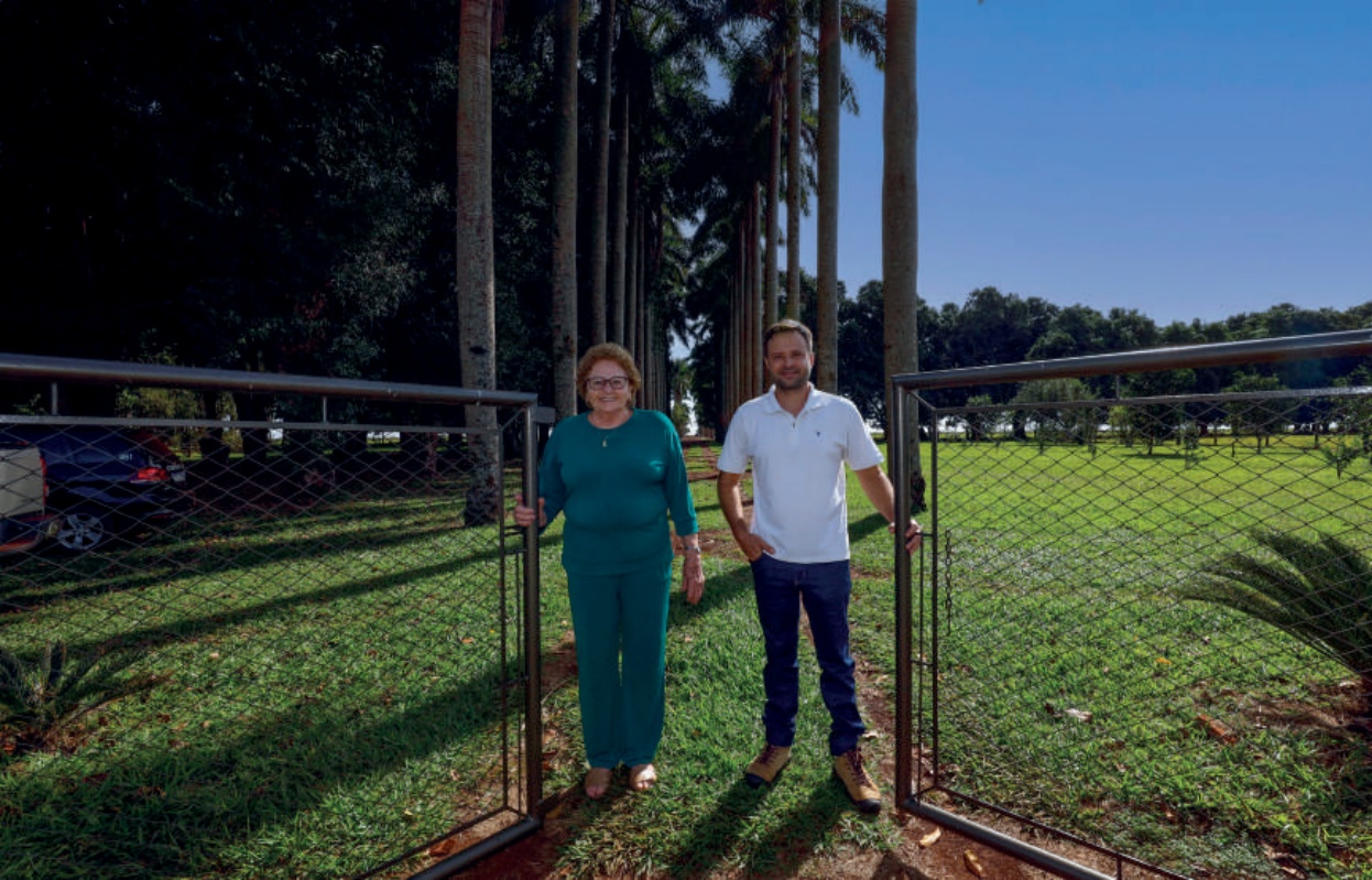 Cooperada Afanir Santa Segabinazzi Bissacotti com seu neto, Felipe Bissacotti Brandão, em um gramado em Rio Brilhante (MS)