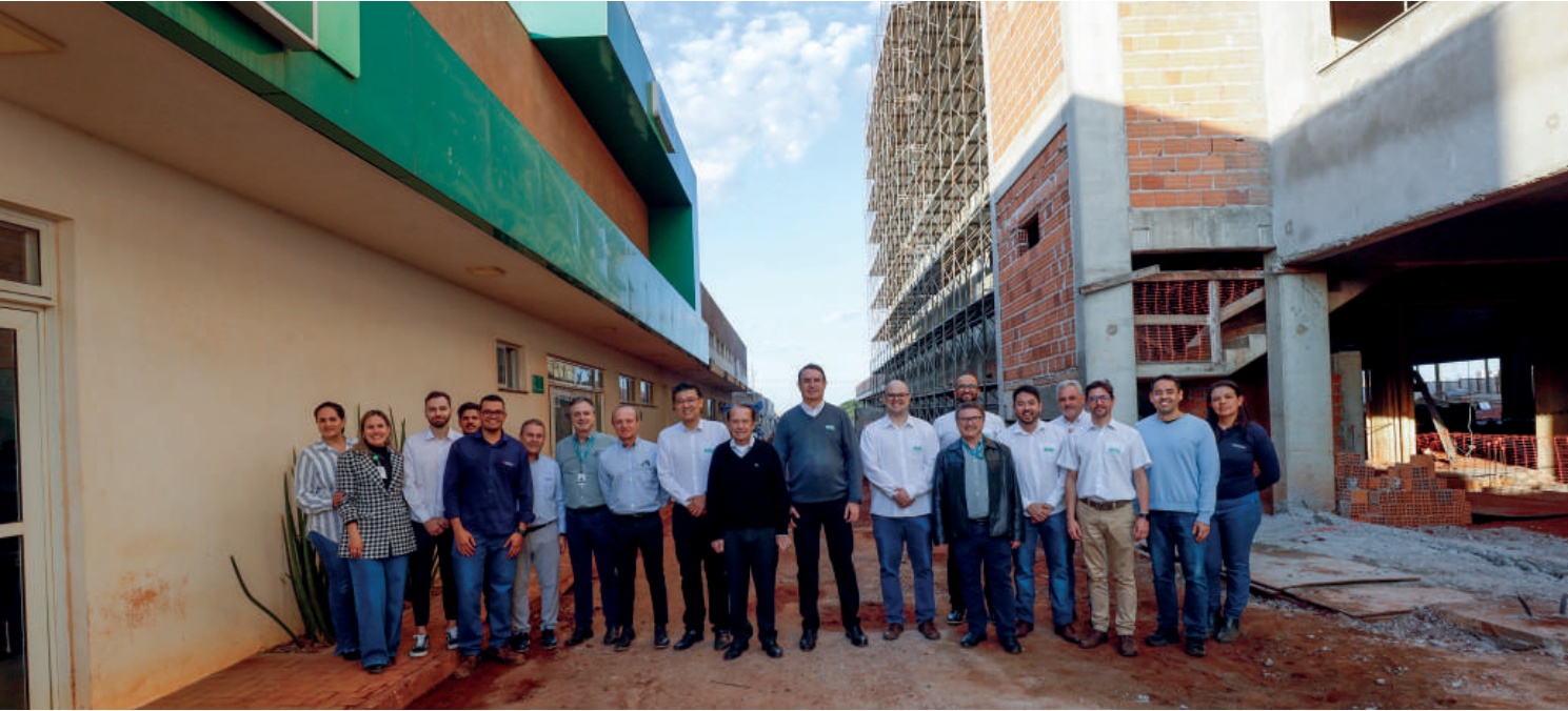 Foto em grupo das diretorias da Coamo, Credicoamo, Fups e Unimed em visita à construção do novo hospital regional.