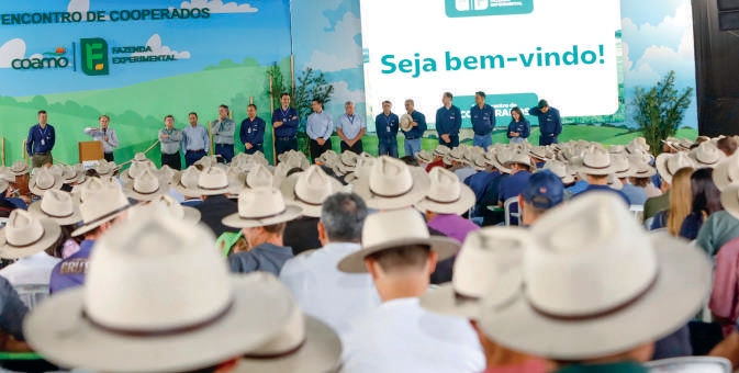 Grande p&uacute;blico de cooperados assistindo &agrave; apresenta&ccedil;&atilde;o no audit&oacute;rio principal