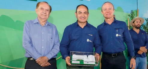 Homenagem ao diretor de Suprimentos e Assist&ecirc;ncia T&eacute;cnica, Aquiles Dias