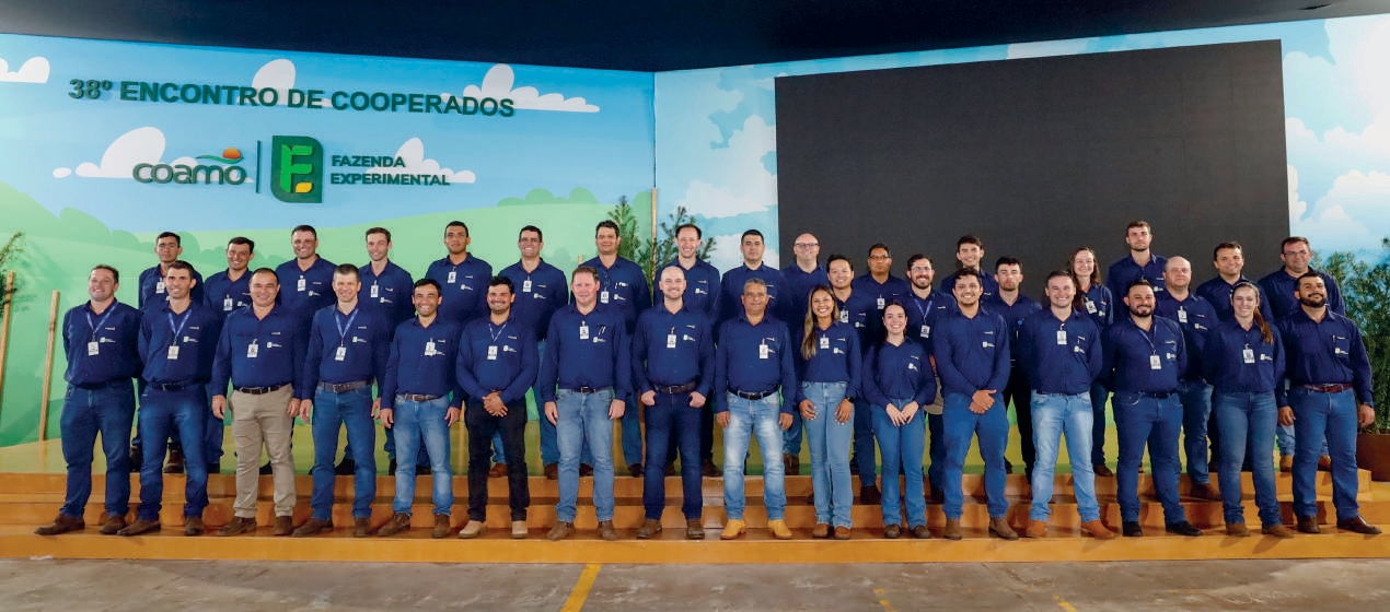 Equipe t&eacute;cnica da Coamo e representantes de empresas parceiras no palco