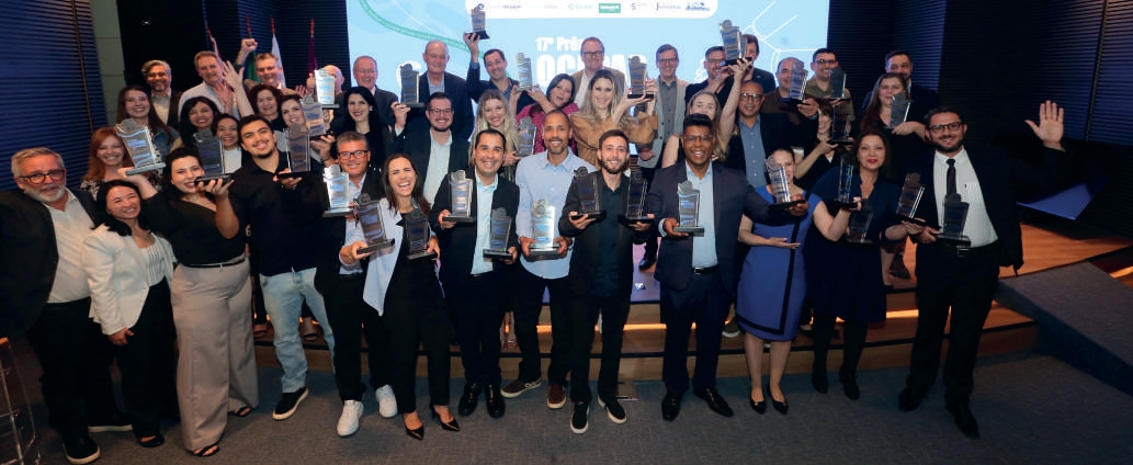 Grande grupo de vencedores do Prêmio Ocepar de Jornalismo no palco