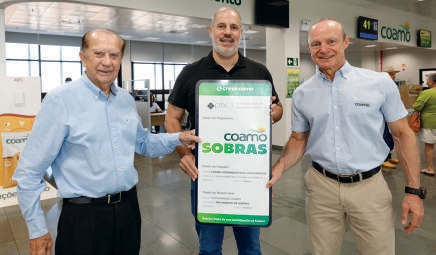 Jo&atilde;o Luiz Ferri recebendo sobras