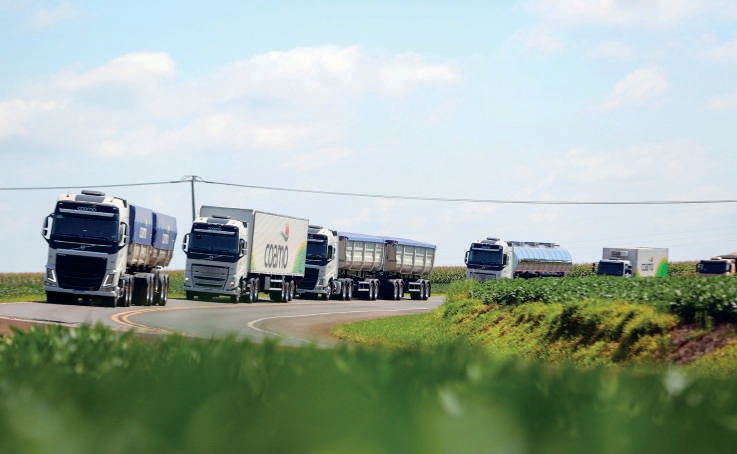 Frota de caminh&otilde;es da Coamo em rodovia
