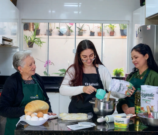 Mulheres na cozinha preparando receita com produtos Originale