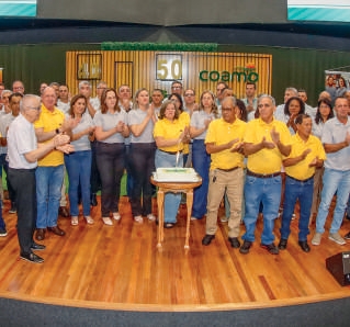 Palestrante discursando em painel Somos Coamo