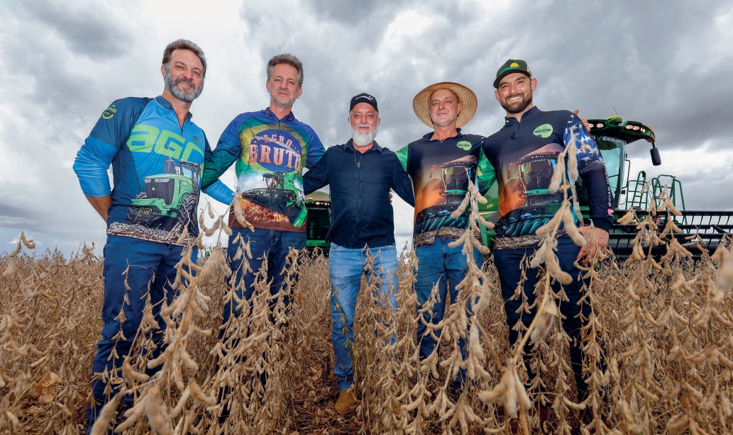 Fam&iacute;lia Lengert perfilada na lavoura de soja