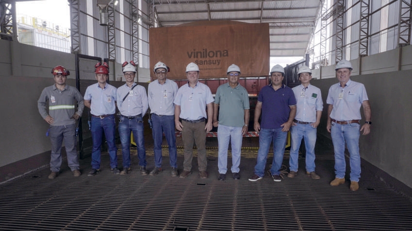 Grupo de homens em frente a um caminh&atilde;o na estrutura de recebimento da nova unidade de Itahum