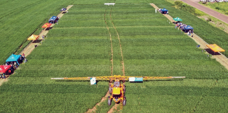 Vista a&eacute;rea de parcelas experimentais em Araruna com maquin&aacute;rio agr&iacute;cola