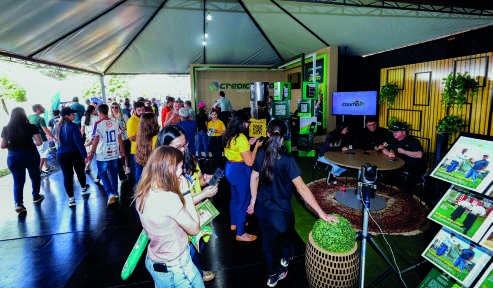Rua do Cooperativismo próxima aos campos e quadras