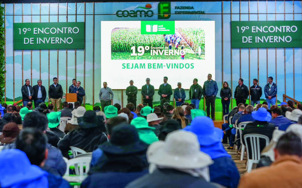 Foto do 19º Encontro de Inverno da Coamo com a plateia e palestrantes no palco.