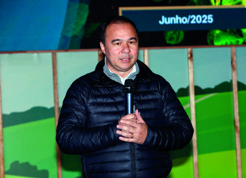 Marcelo Sumiya, gerente de Assistência Técnica, falando ao microfone.