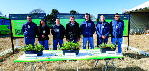 Grupo de agricultores e técnicos em um campo experimental.