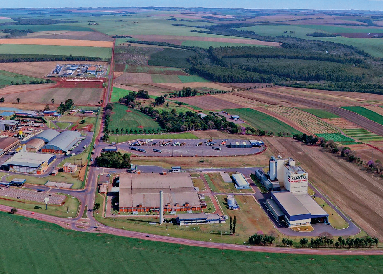 Vista a&eacute;rea panor&acirc;mica do complexo industrial