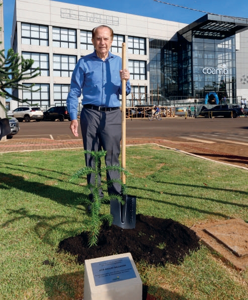 Jos&eacute; Aroldo Gallassini realizando o plantio de uma muda de arauc&aacute;ria