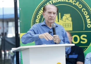 Jos&eacute; Aroldo Gallassini discursando no p&uacute;lpito