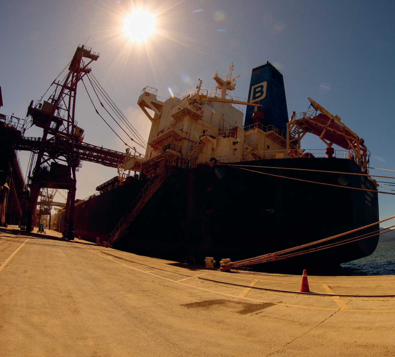Navio no Porto de Paranagu&aacute;
