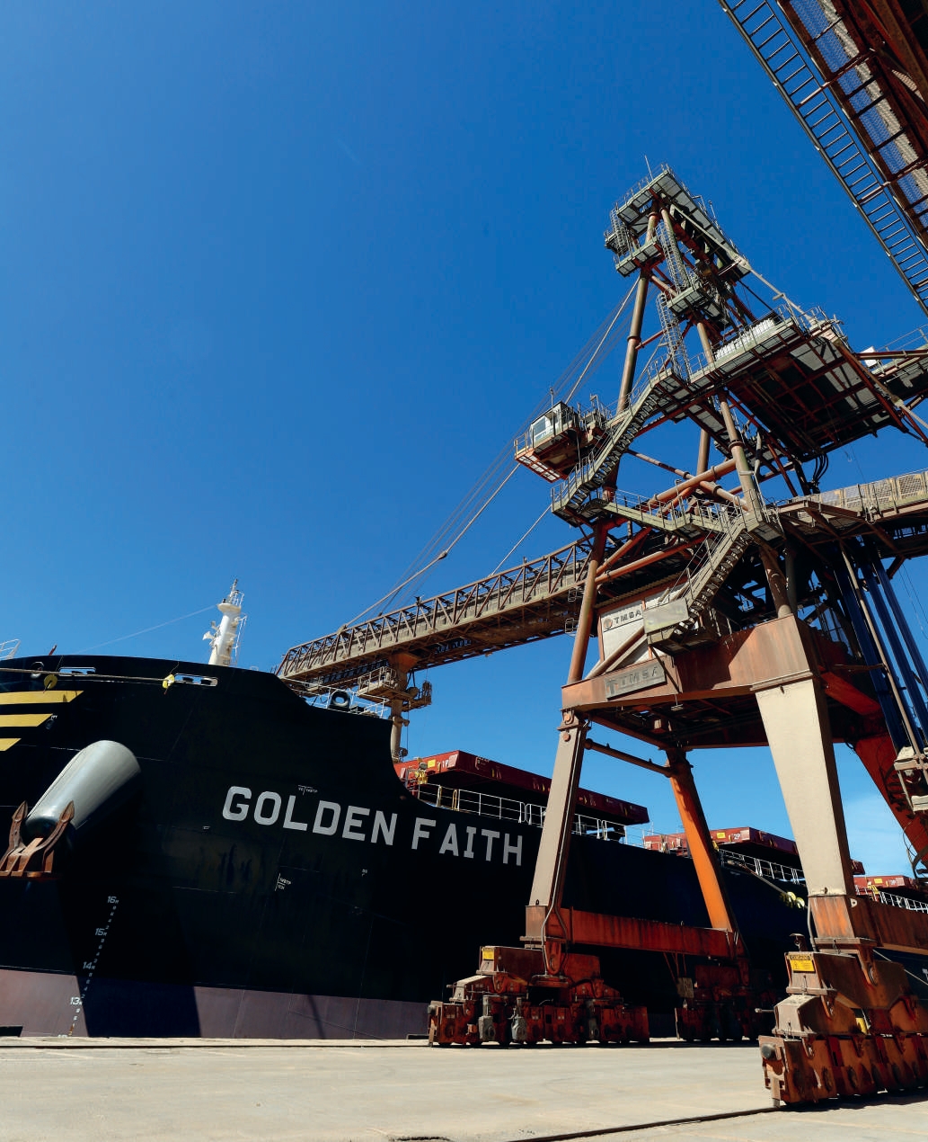 Navio Golden Faith sendo carregado