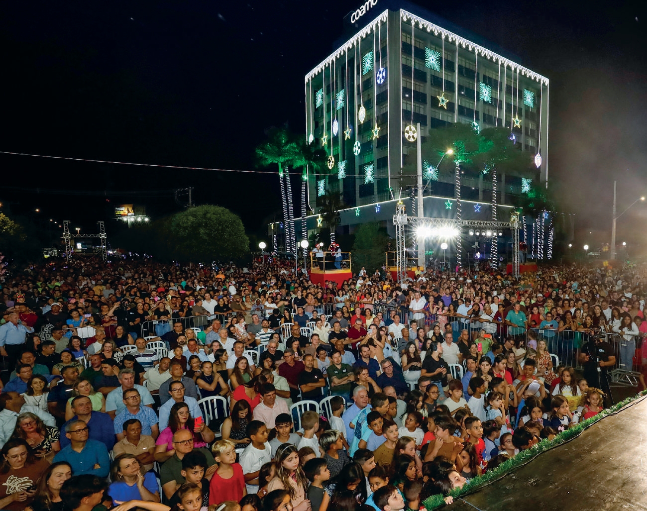 Natal de Luzes da Coamo com pr&eacute;dio iluminado e p&uacute;blico presente